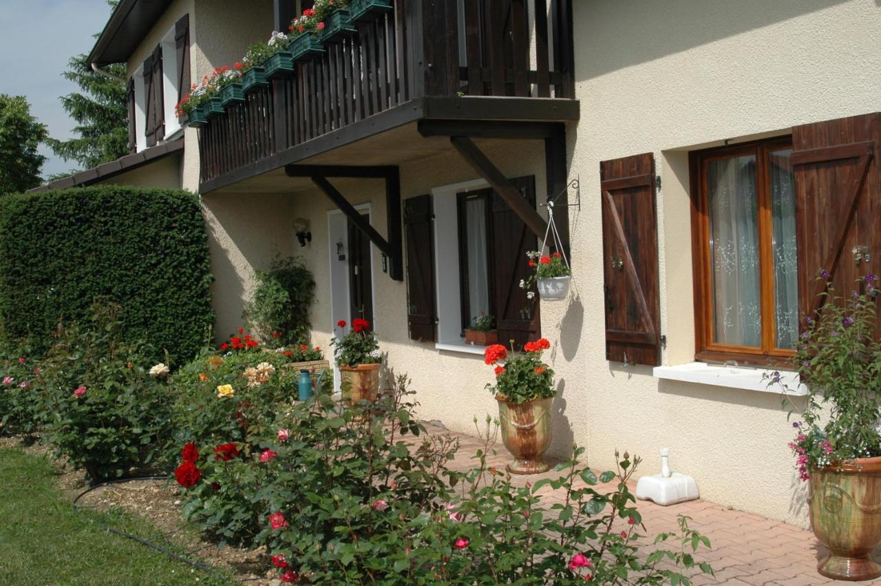 Le Jardin De Roses Dominique Loreau Сен-Бонне-де-Мюр Экстерьер фото